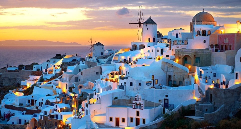 Eşsiz mimarisiyle beyaz evlerinden gece hayatına, masmavi denizinden muhteşem plajlarına işte en iyi 5 Yunan Adası…